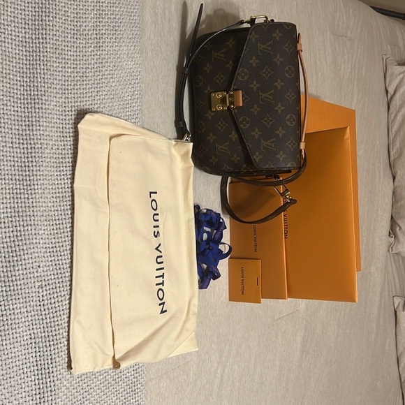 Louis Vuitton Brown and Gold Crossbody Bag
OPEN TO REASONABLE OFFERS 🥳🤩 - Picture 16 of 16